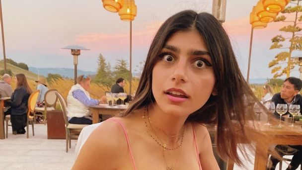 Mia Khalifa Recoge Heces De Su Perro Con Su Cubrebocas Y Se Lo Vuelve A Poner Noticias Y 